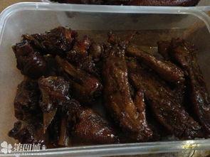 美女吃卤菜茭瓜,美女品尝卤菜茭瓜，舌尖上的风情体验